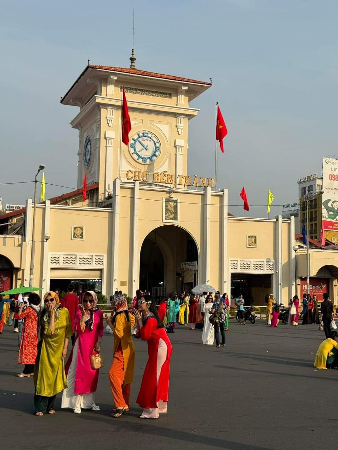 Đâu đâu cũng bắt gặp những tà áo dài rực rỡ xuống phố. (Ảnh: Khôi Minh Vũ)