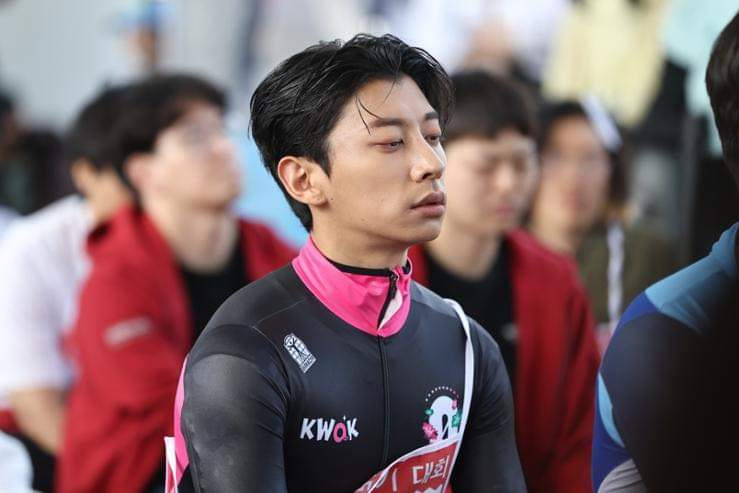 Cựu tuyển thủ trượt băng Hàn Quốc Kwak Yoon-gy thi "ngồi đờ đẫn". - Ảnh: Yonhap