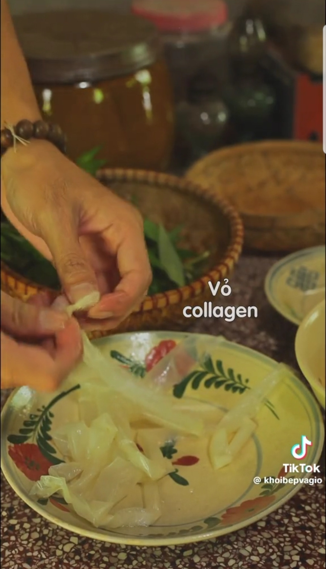 Vỏ collagen - nguyên liệu khá lạ lẫm với nhiều netizen. (Ảnh: @khoibepvagio)