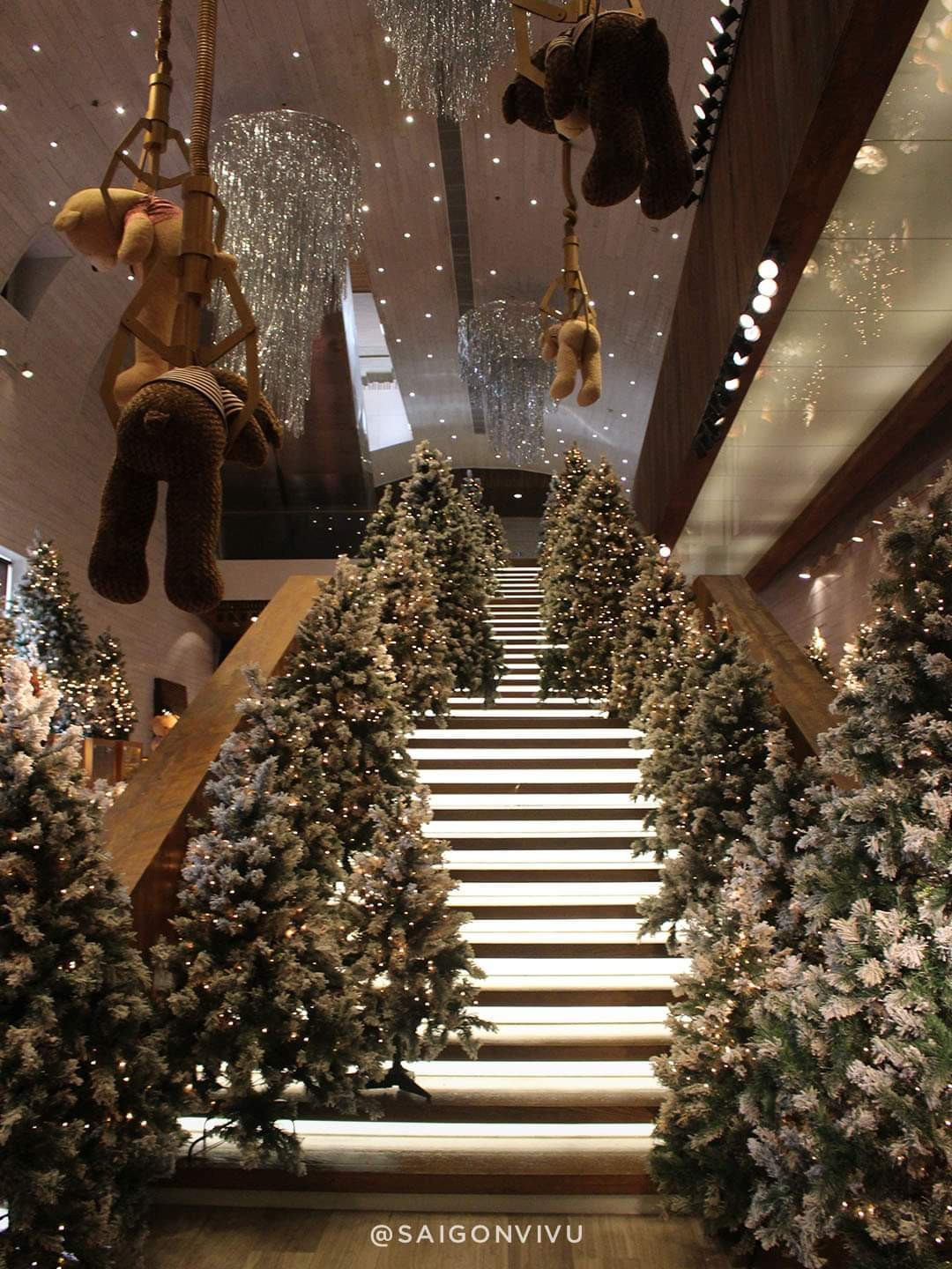 Khu vực cầu thang được trang trí vô cùng lộng lẫy. (Ảnh: @saigonvivu) Khu vực cầu thang được trang trí vô cùng lộng lẫy. (Ảnh: @saigonvivu)