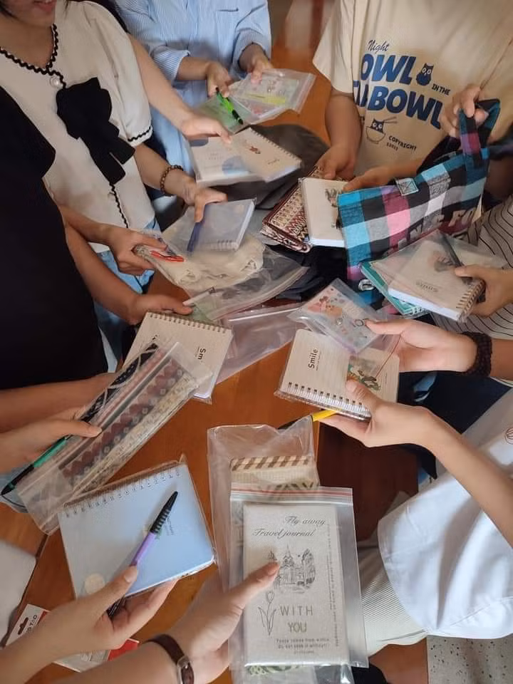 Những món quà nhỏ xinh các bạn sinh viên nhận được từ thầy giáo sau các buổi học. (Ảnh: Loa Phường NLU)