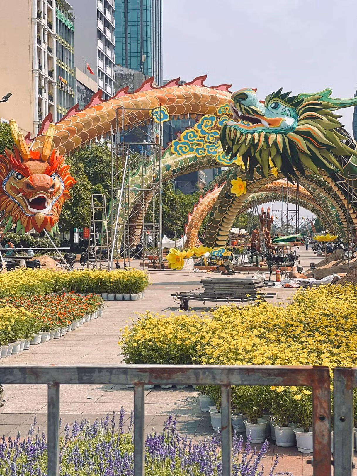 Song long tại đường hoa Nguyễn Huệ. (Ảnh: Vi Hoàng Thanh) Song long tại đường hoa Nguyễn Huệ. (Ảnh: Vi Hoàng Thanh)