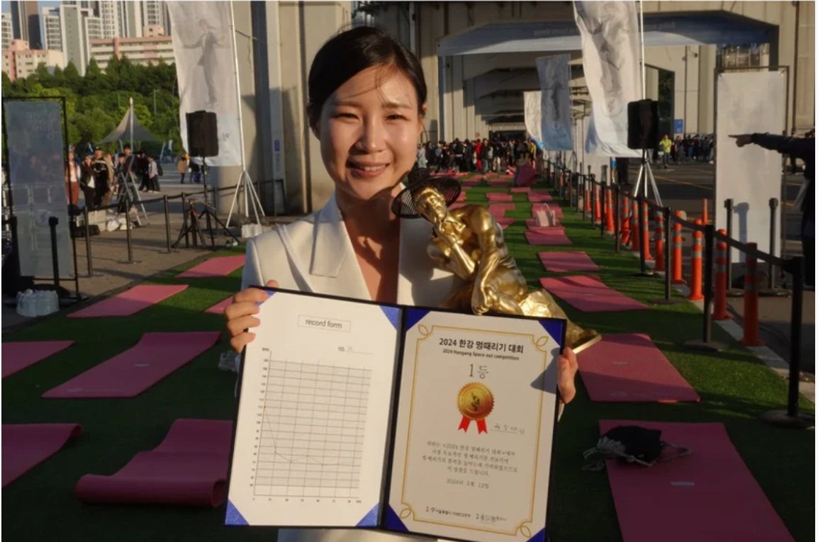 Người chiến thắng cuộc thi &quot;ngồi đờ đẫn&quot; năm nay. - Ảnh: CNN