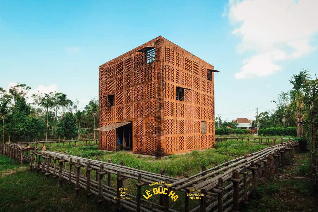 Khung cảnh nên thơ nhìn từ bên ngoài tại xưởng nung Lê Đức Hạ. (Ảnh: @duc.rdb)