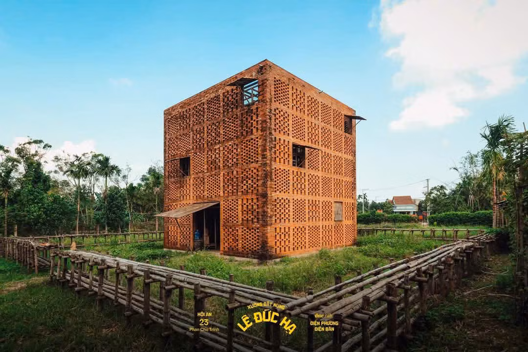 Khung cảnh nên thơ nhìn từ bên ngoài tại xưởng nung Lê Đức Hạ. (Ảnh: @duc.rdb)