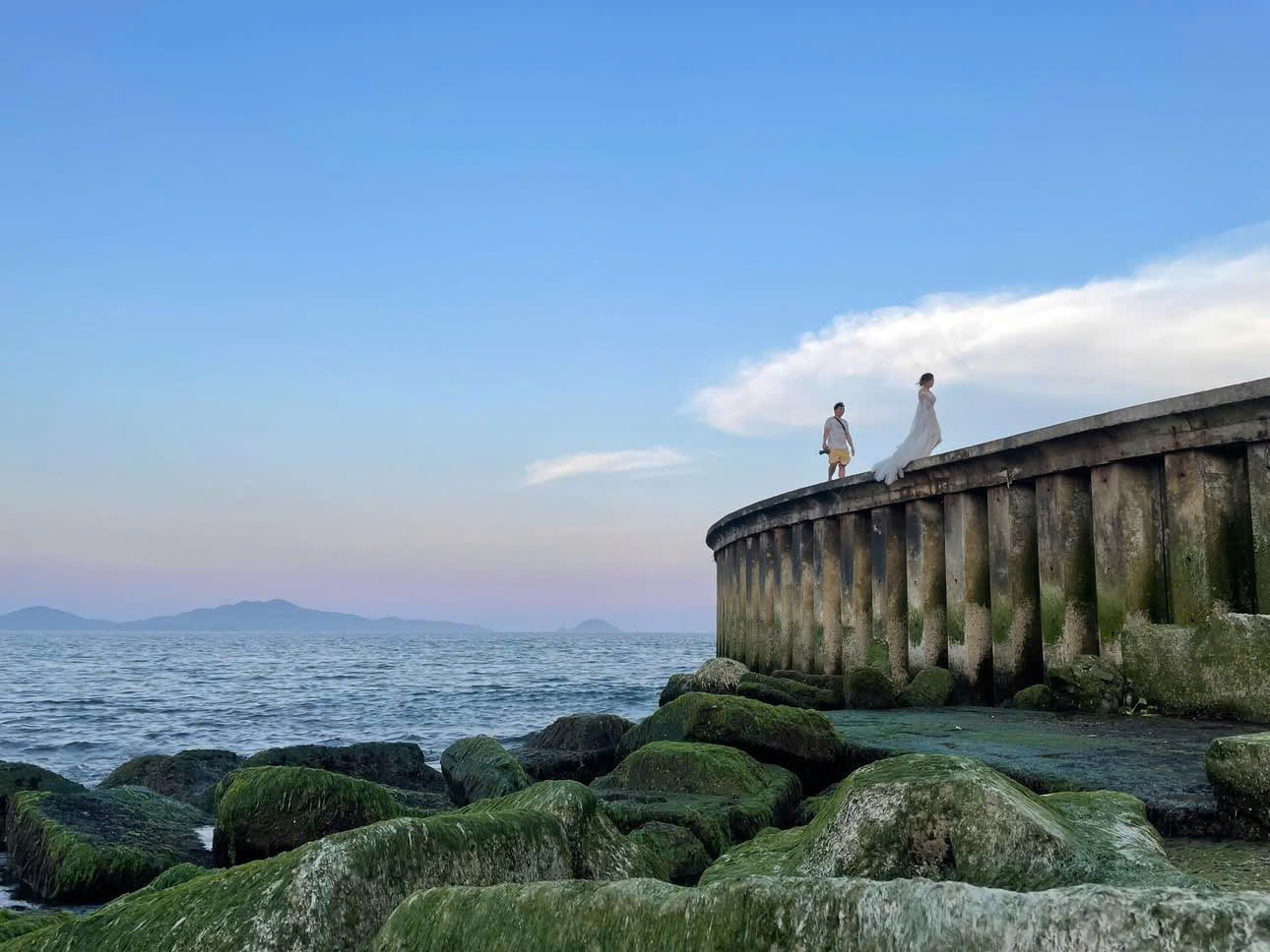 Bức ảnh lung linh đẹp như tranh được chụp tại kè biển Hội An. (Ảnh: tuilabacham)