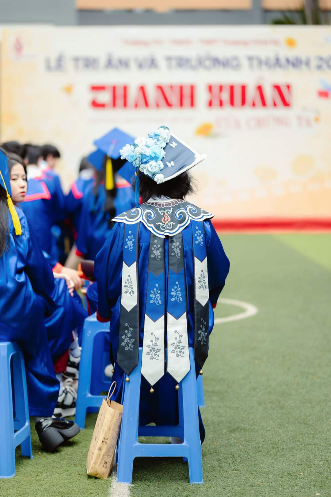 Bạn teen 2K6 này còn tỉ mỉ đính hoa lên mũ. (Ảnh: Nguyễn Thái Hương) Bạn teen 2K6 này còn tỉ mỉ đính hoa lên mũ. (Ảnh: Nguyễn Thái Hương)