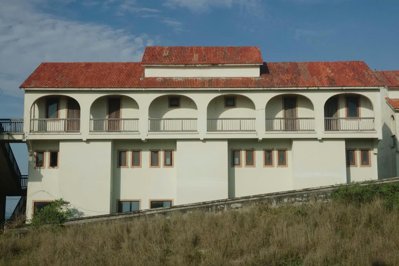 Tòa nhà trắng phía xa xa, có thể nhìn thấy khi đứng từ kè biển Hội An cũng là chiếc background "được lòng" nhiều Gen Z. (Ảnh: alfa.v_)