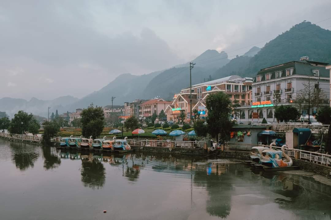 Chiếc view "xịn xò" tại hồ Sa Pa. (Ảnh: jatiewpainai) Chiếc view "xịn xò" tại hồ Sa Pa. (Ảnh: jatiewpainai)