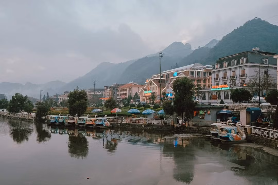 Chiếc view "xịn xò" tại hồ Sa Pa. (Ảnh: jatiewpainai)