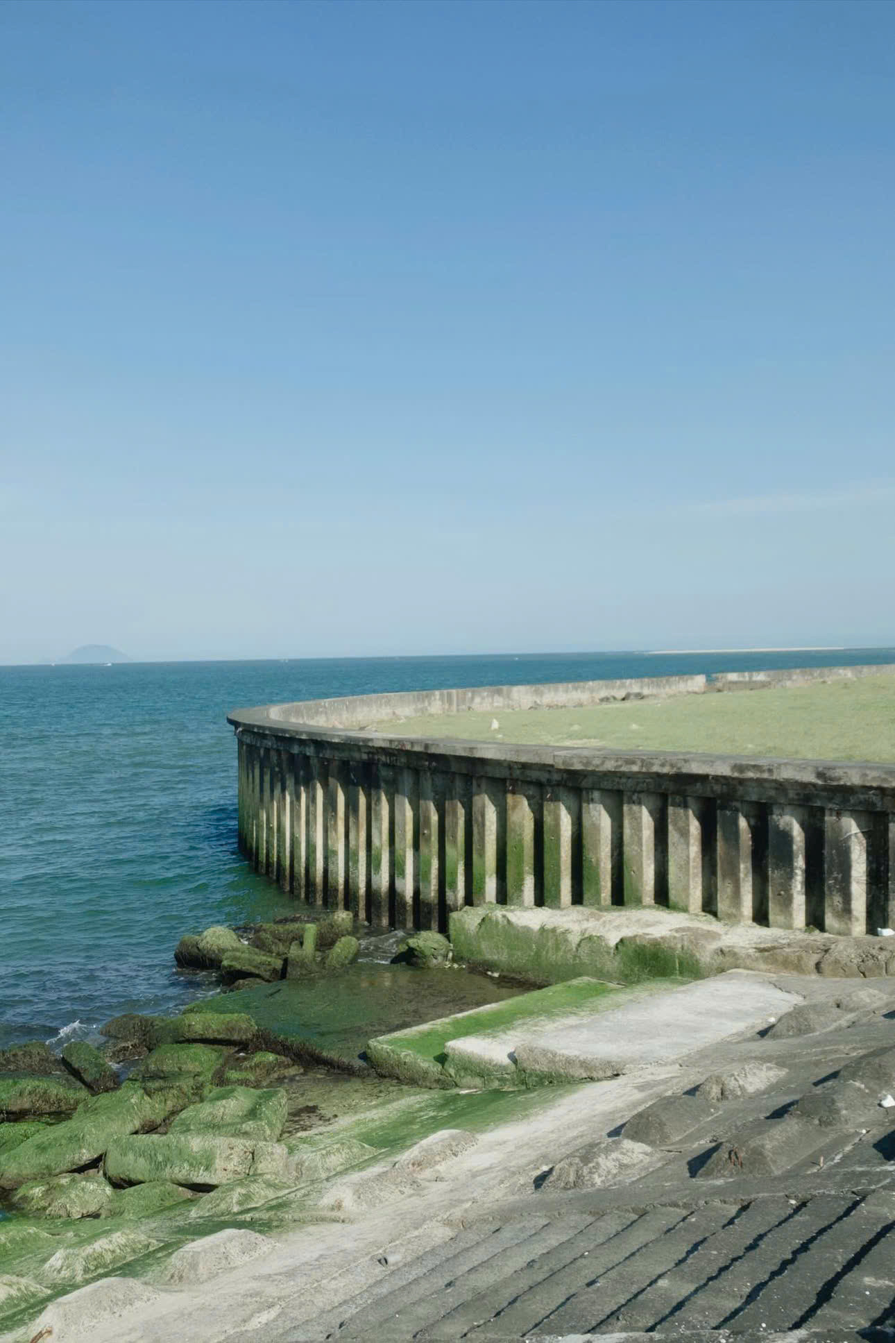 Khung hình cực chill tại kè biển Hội An khiến nhiều netizen mê mẩn. (Ảnh: alfa.v_)