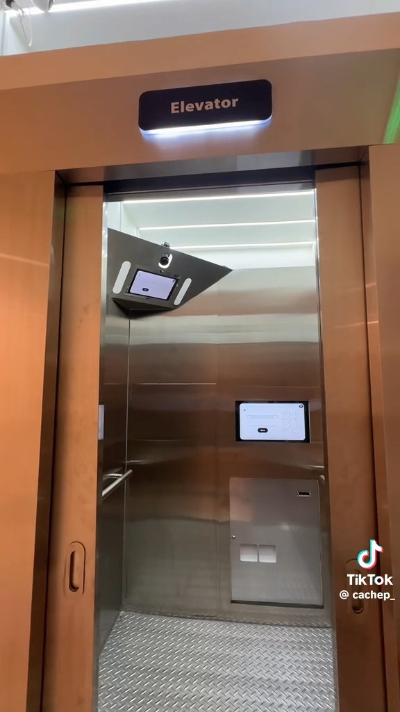 Buồng chụp có thiết kế giống hệt một chiếc thang máy. (Ảnh: @cachep_) Buồng chụp có thiết kế giống hệt một chiếc thang máy. (Ảnh: @cachep_)