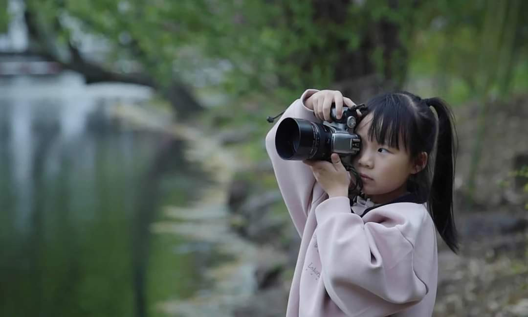Cô bé bắt đầu sự nghiệp chụp ảnh từ rất sớm. (Ảnh: Internet)