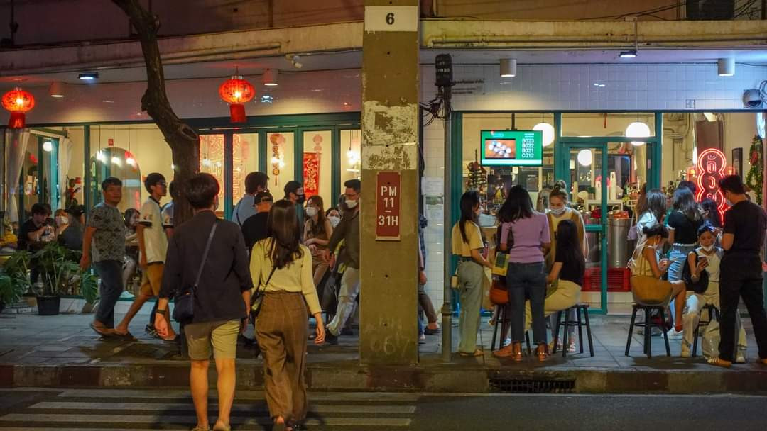 Các hàng quán luôn trong tình trạng đông khách xếp hàng. (Ảnh: Jin Cheng)