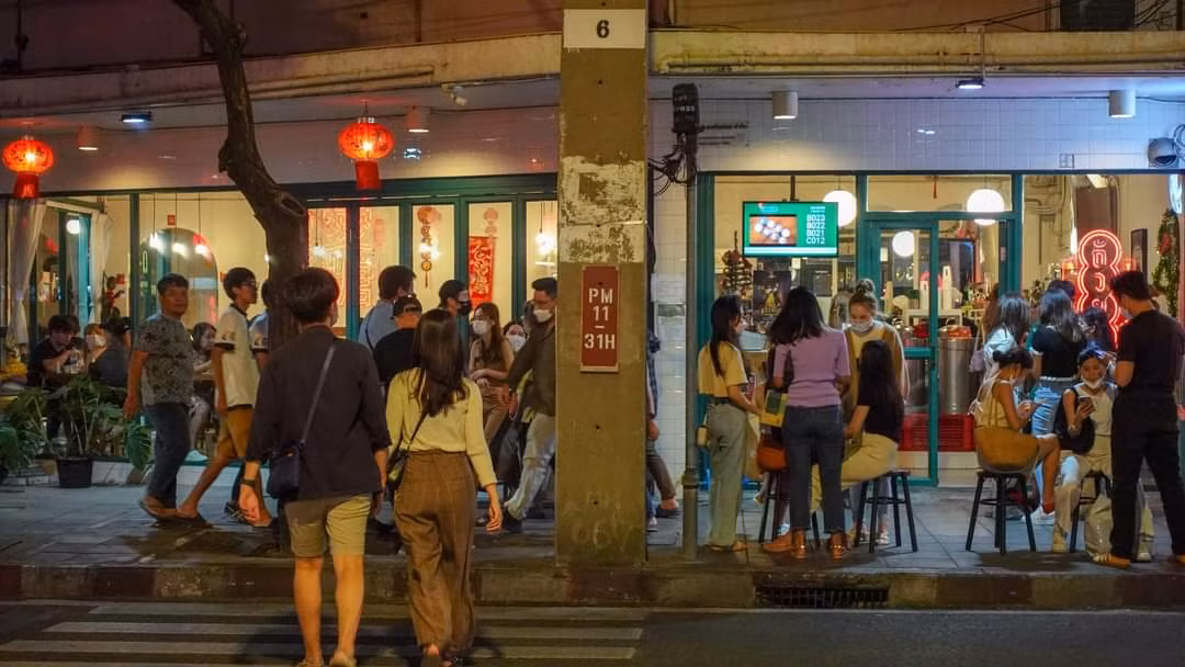 Các hàng quán luôn trong tình trạng đông khách xếp hàng. (Ảnh: Jin Cheng)