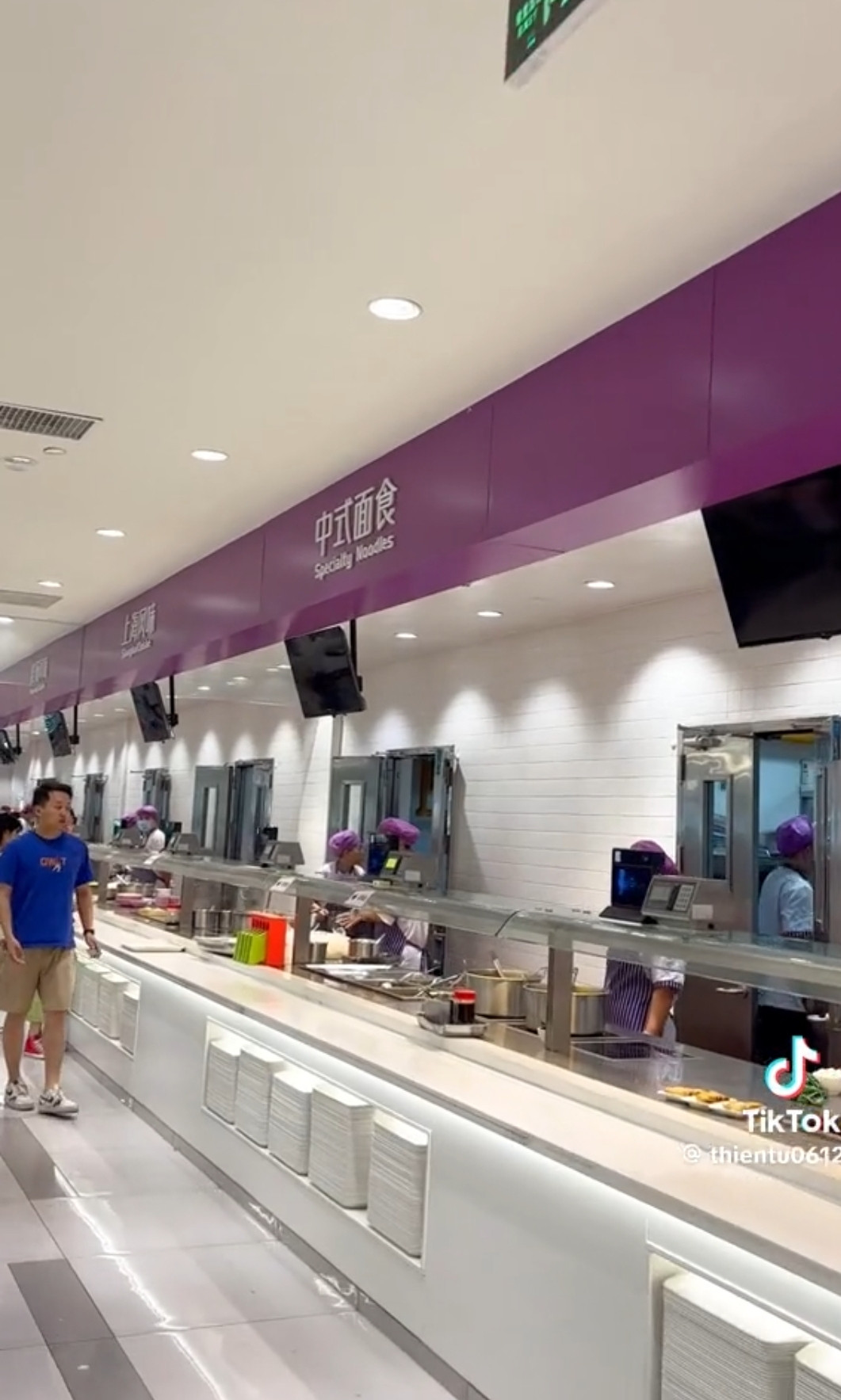 Quầy thức ăn khiến cộng đồng mạng liên tưởng đến các khu foodcourt. (Ảnh: @thientu0612)