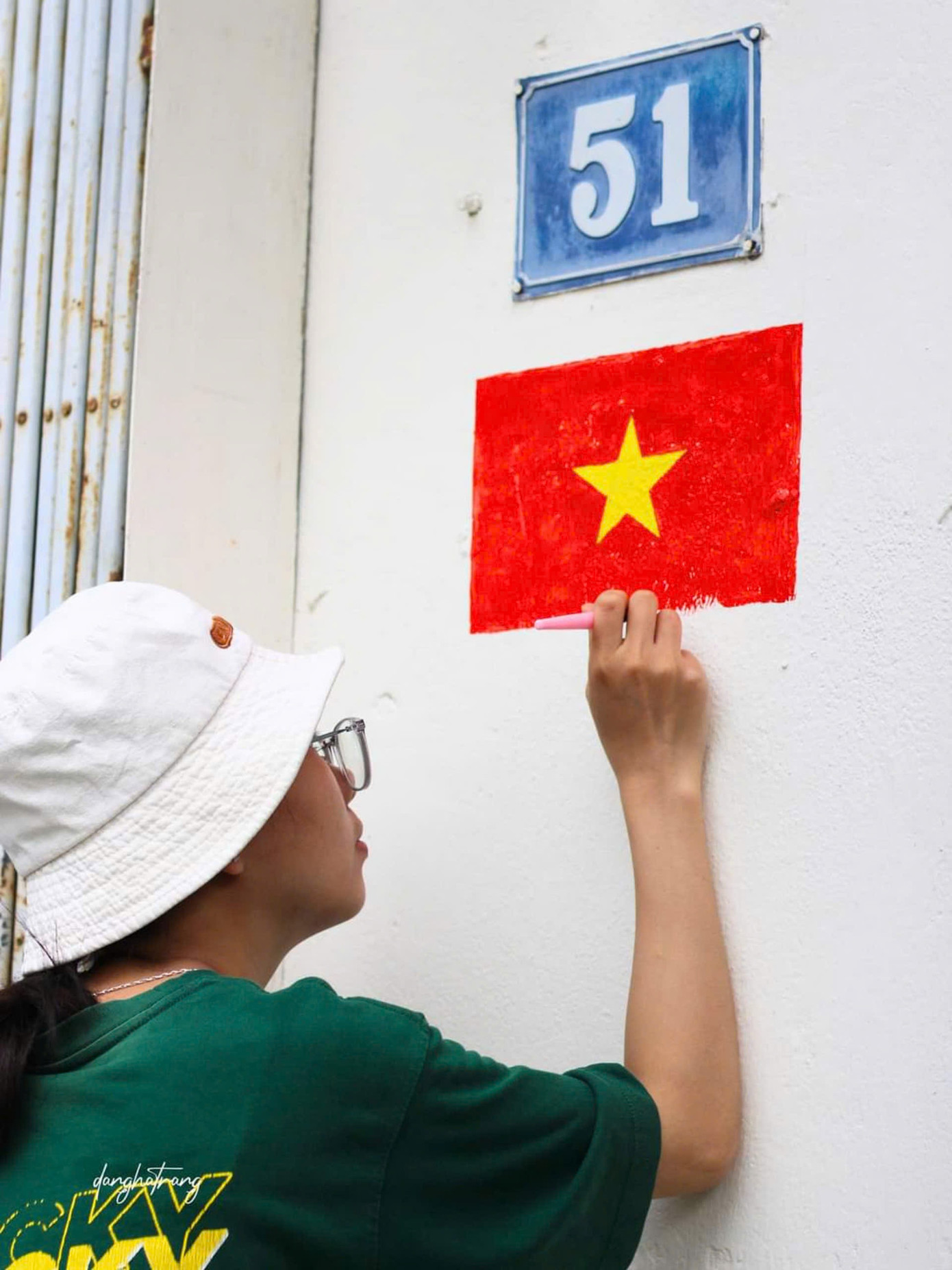 Hành động thể hiện tinh thần yêu nước của nhiều bạn trẻ. (Ảnh: Hà Trang)