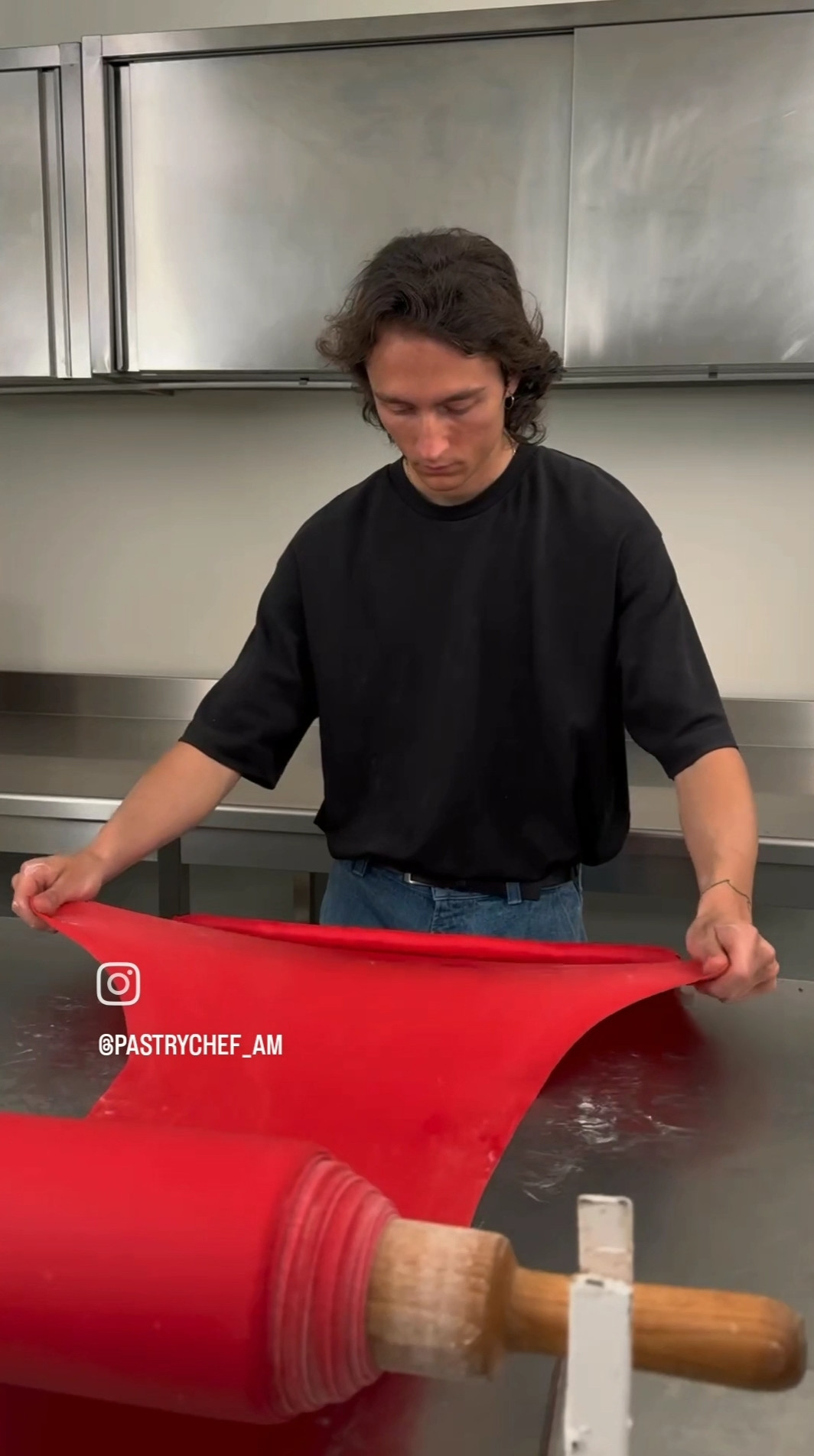 Tay nghề làm bánh của anh chàng nhận được nhiều lời khen từ phía dân cư mạng. (Ảnh: @pastrychef_am)