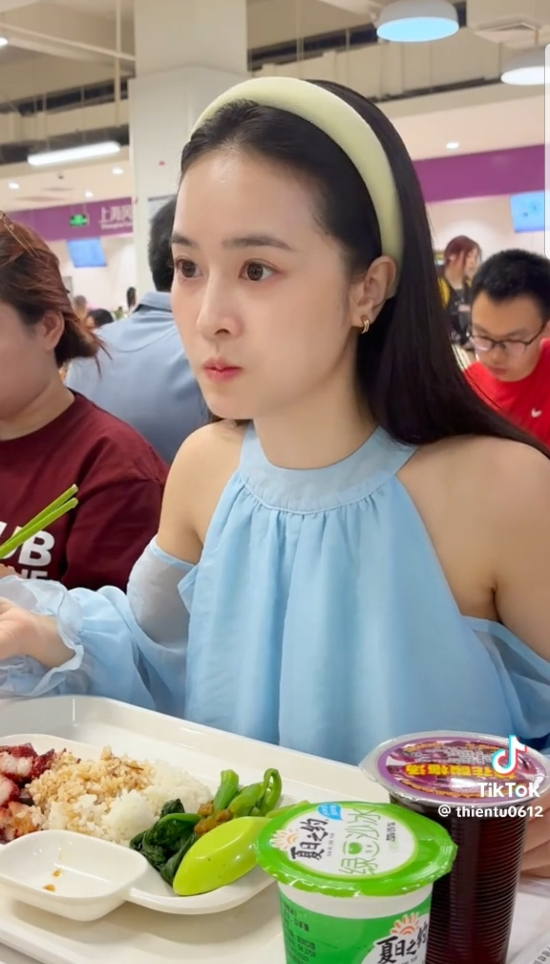 Thiên Tú thưởng thức phần cơm tại nhà ăn của Đại học Thanh Hoa. (Ảnh: @thientu0612)