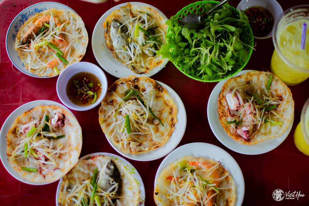 Bánh khoái cá Kình - đặc sản trứ danh không thể bỏ lỡ khi đến đầm Chuồn. (Ảnh: Internet)