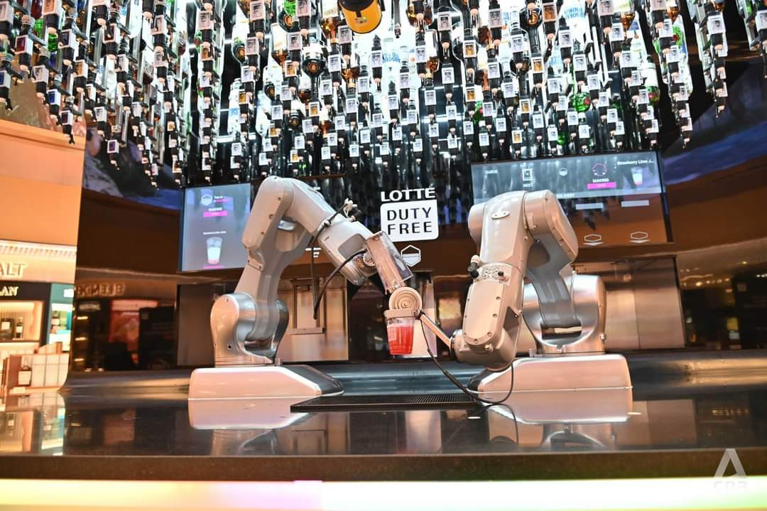 Các &quot;nhân viên đặc biệt&quot; với kỹ năng pha chế điêu luyện. (Ảnh: Hồ Ngọc Bảo Linh)