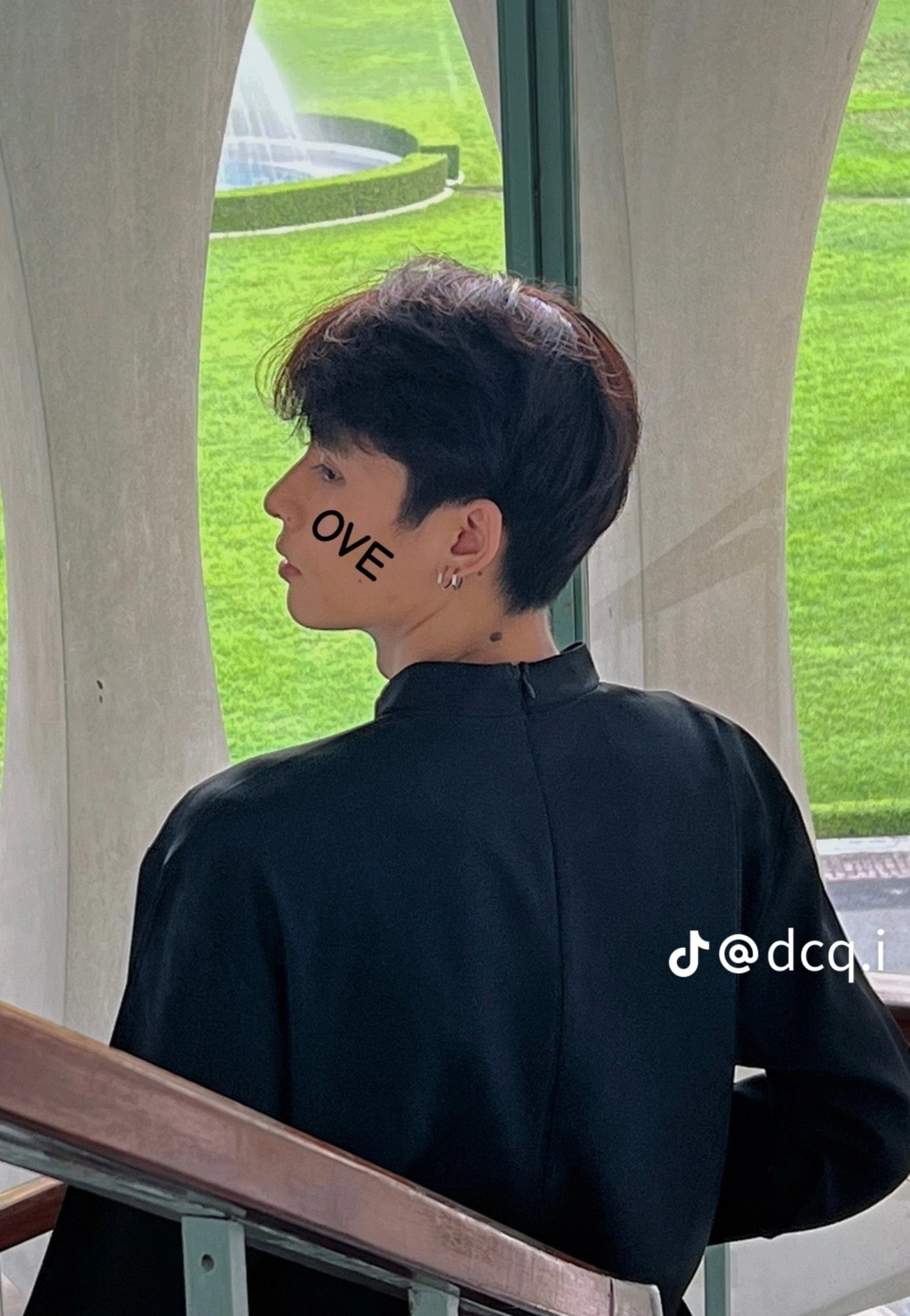 Anh chàng với chiếc mũi cao "xuyên thẳng vào tim". (Ảnh: @dcq.i)