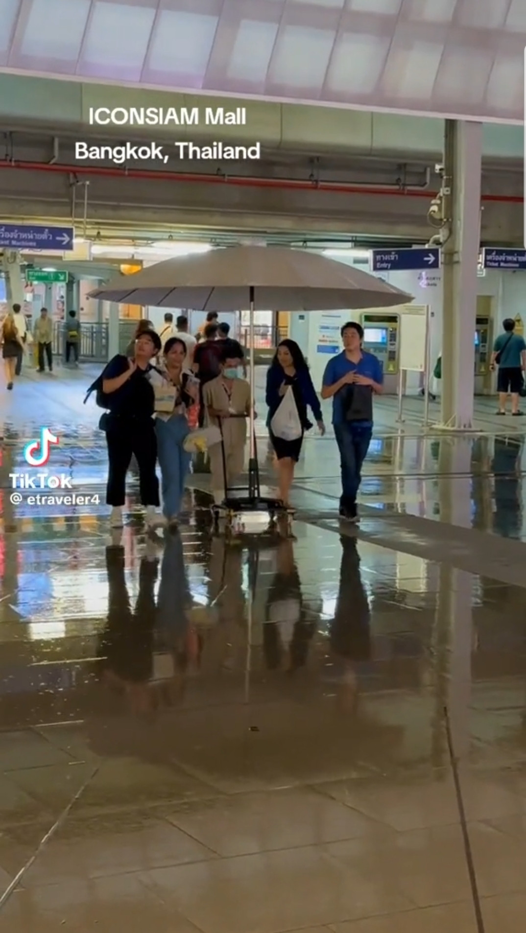 Hành động tuy nhỏ nhưng lại đầy tinh tế. (Ảnh: @etraveler4)