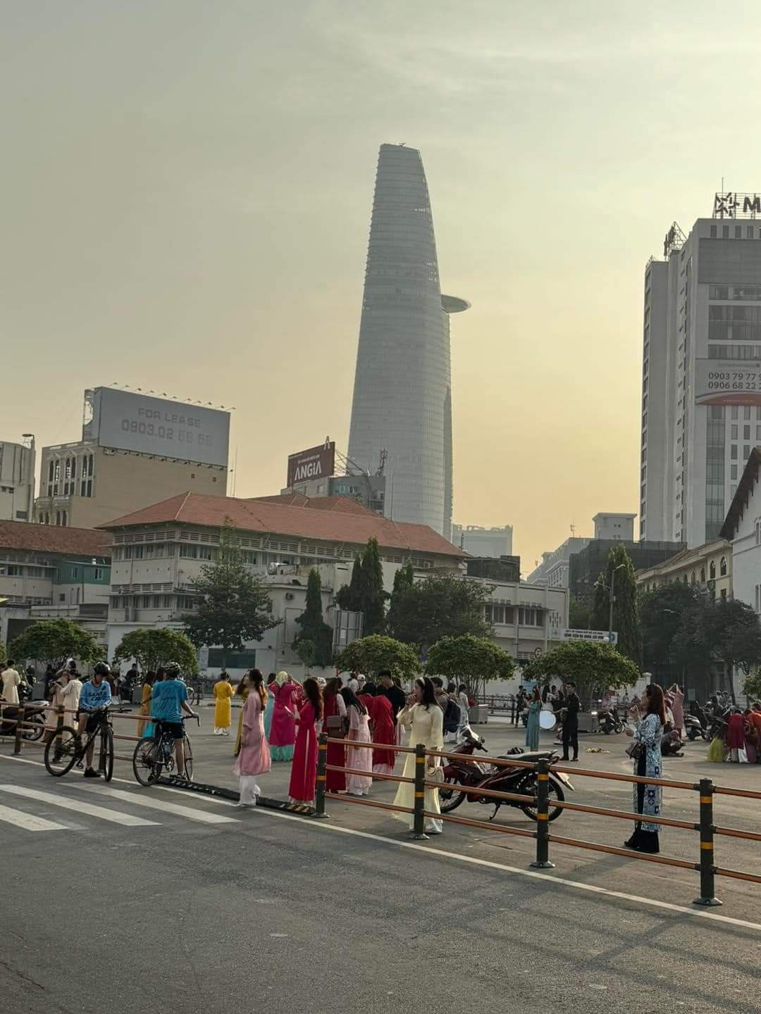 "Một mét vuông mười chiếc áo dài" là có thật nha mấy bà! (Ảnh: Khôi Minh Vũ)