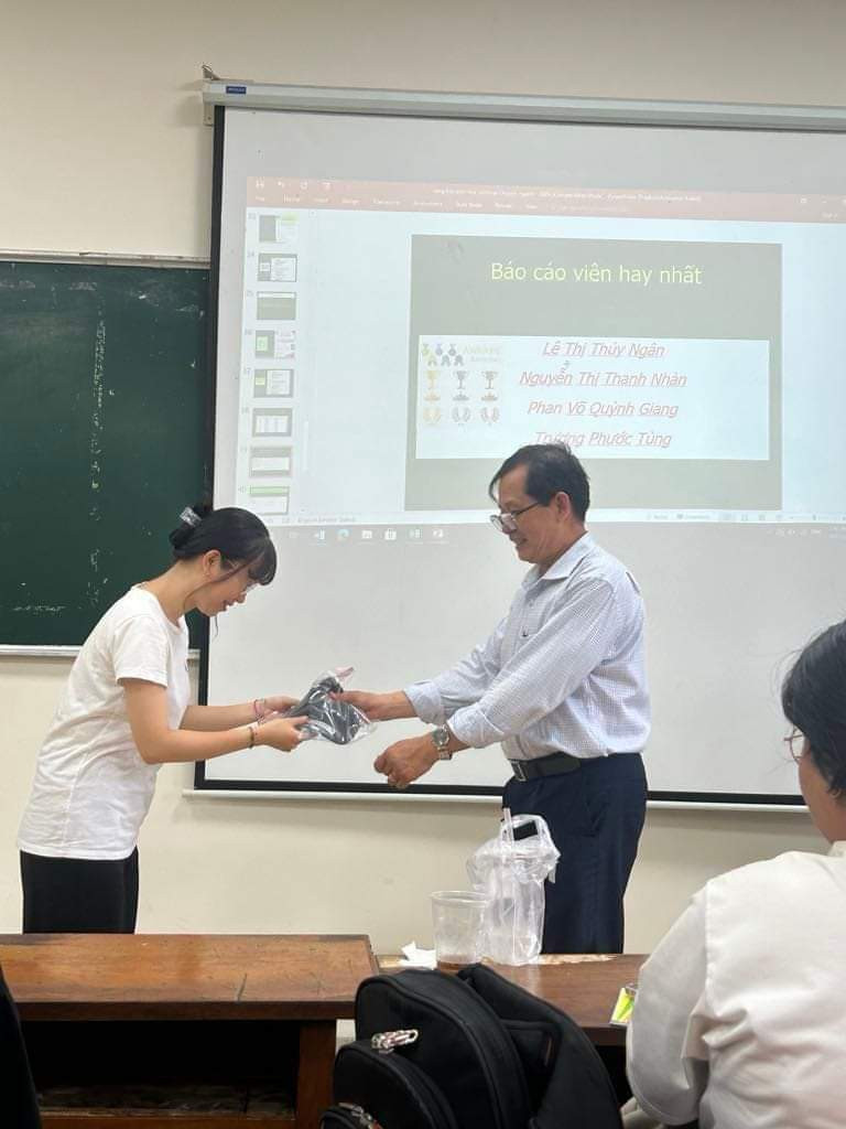 Thầy Thông thường tặng những món quà nhỏ xinh để khích lệ các bạn sinh viên phấn đấu hơn. (Ảnh: Loa Phường NLU) Thầy Thông thường tặng những món quà nhỏ xinh để khích lệ các bạn sinh viên phấn đấu hơn. (Ảnh: Loa Phường NLU)