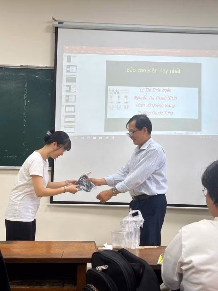 Thầy Thông thường tặng những món quà nhỏ xinh để khích lệ các bạn sinh viên phấn đấu hơn. (Ảnh: Loa Phường NLU)