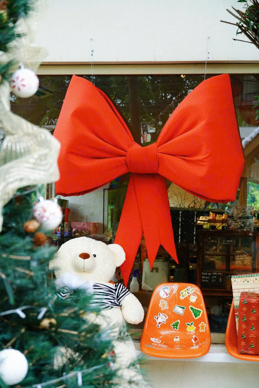 Chiếc nơ khổng lồ được nhiều netizen chọn để trang trí cửa. (Ảnh: Palida House Coffee) Chiếc nơ khổng lồ được nhiều netizen chọn để trang trí cửa. (Ảnh: Palida House Coffee)