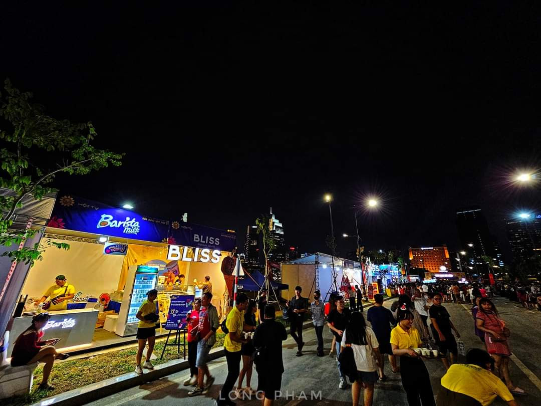 Công viên đông đúc khách tham quan với nhiều sự kiện hấp dẫn. (Ảnh: Long Phạm) Công viên đông đúc khách tham quan với nhiều sự kiện hấp dẫn. (Ảnh: Long Phạm)