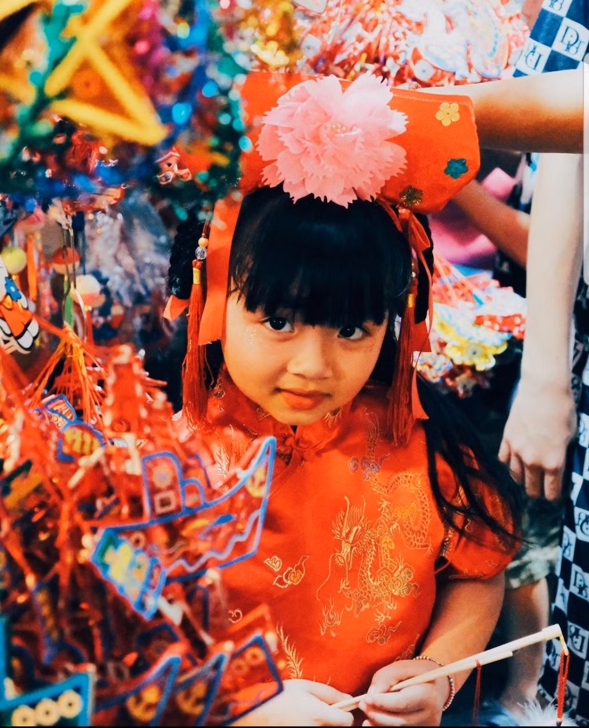 Bắt gặp nàng "Tiểu Yến Tử nhí" dạo chơi tại phố lồng đèn. (Ảnh: @chupchoetsaigon)