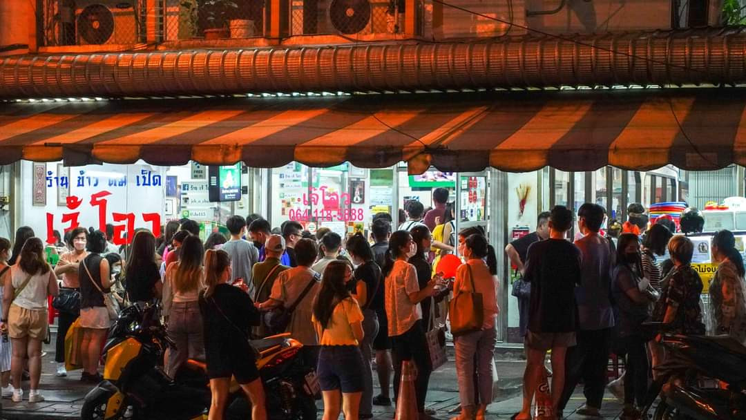 Nhiều du khách xếp hàng hơn 2 tiếng để có thể thưởng thức bữa ăn tại tiệm tomyum trứ danh. Ảnh: Jin Cheng