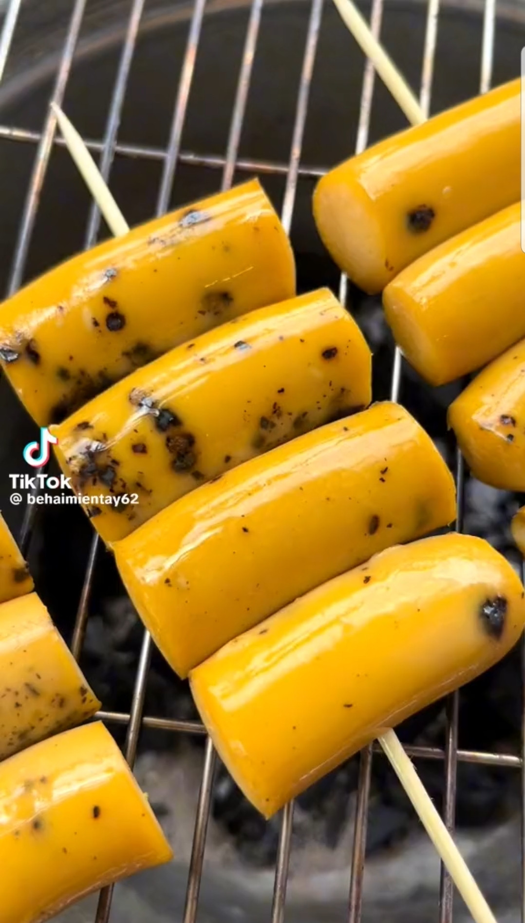 Công đoạn nướng trứng trên bếp than sẽ làm dậy mùi thơm của món ăn. (Ảnh: behaimientay62)