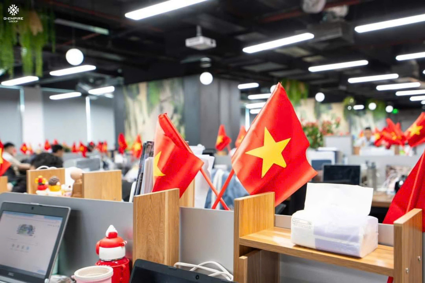 Team văn phòng hưởng ứng không khí lễ Quốc khánh. (Ảnh: Trang Sin) Team văn phòng hưởng ứng không khí lễ Quốc khánh. (Ảnh: Trang Sin)