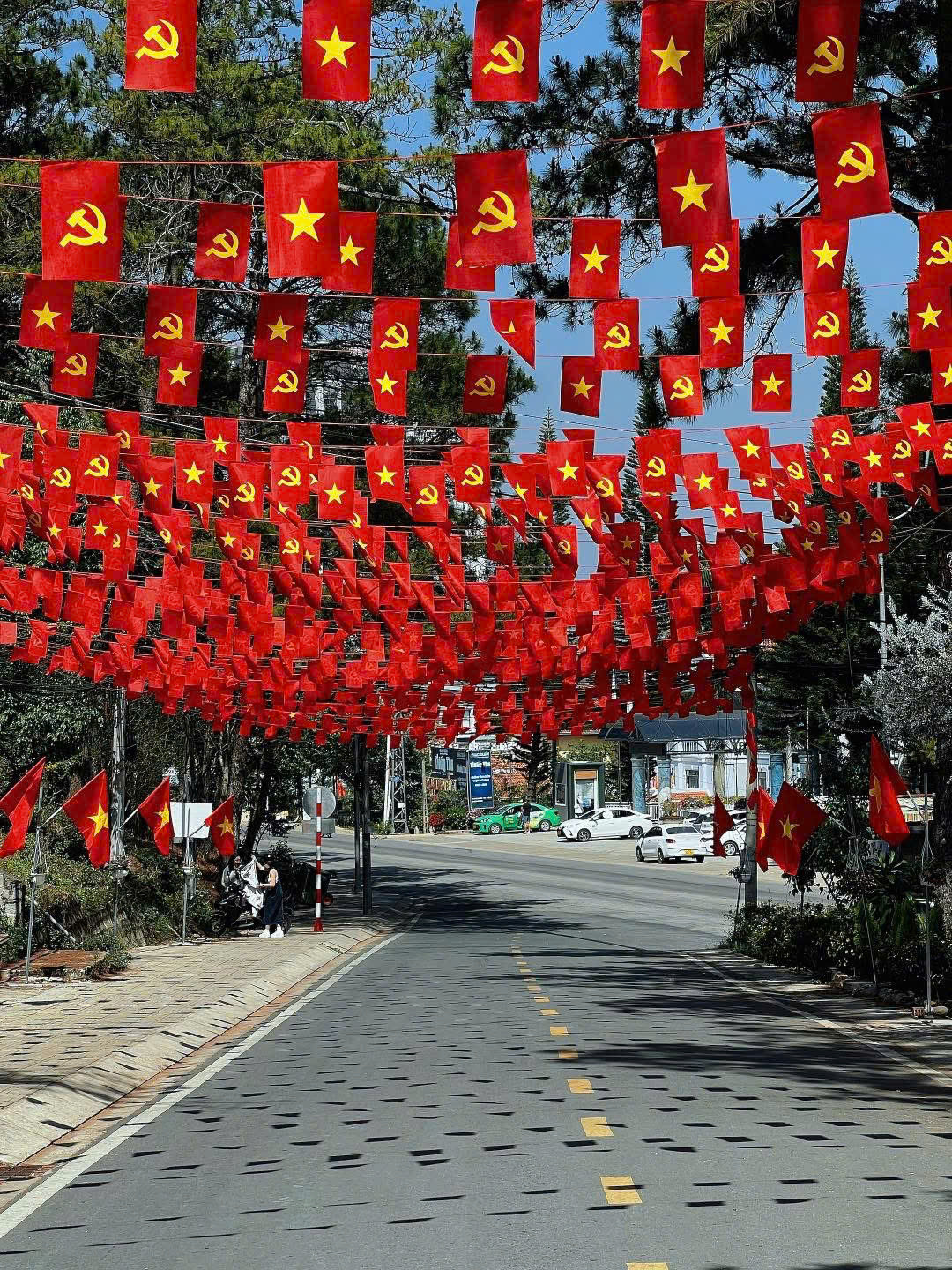 Con phố rực rỡ màu cờ khiến trái tim thêm rộn ràng. (Ảnh: La Hằng)