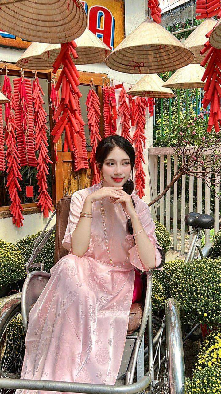 Hội chị em thả dáng cùng áo dài tại Mùa. (Ảnh: Mùa) Hội chị em thả dáng cùng áo dài tại Mùa. (Ảnh: Mùa)