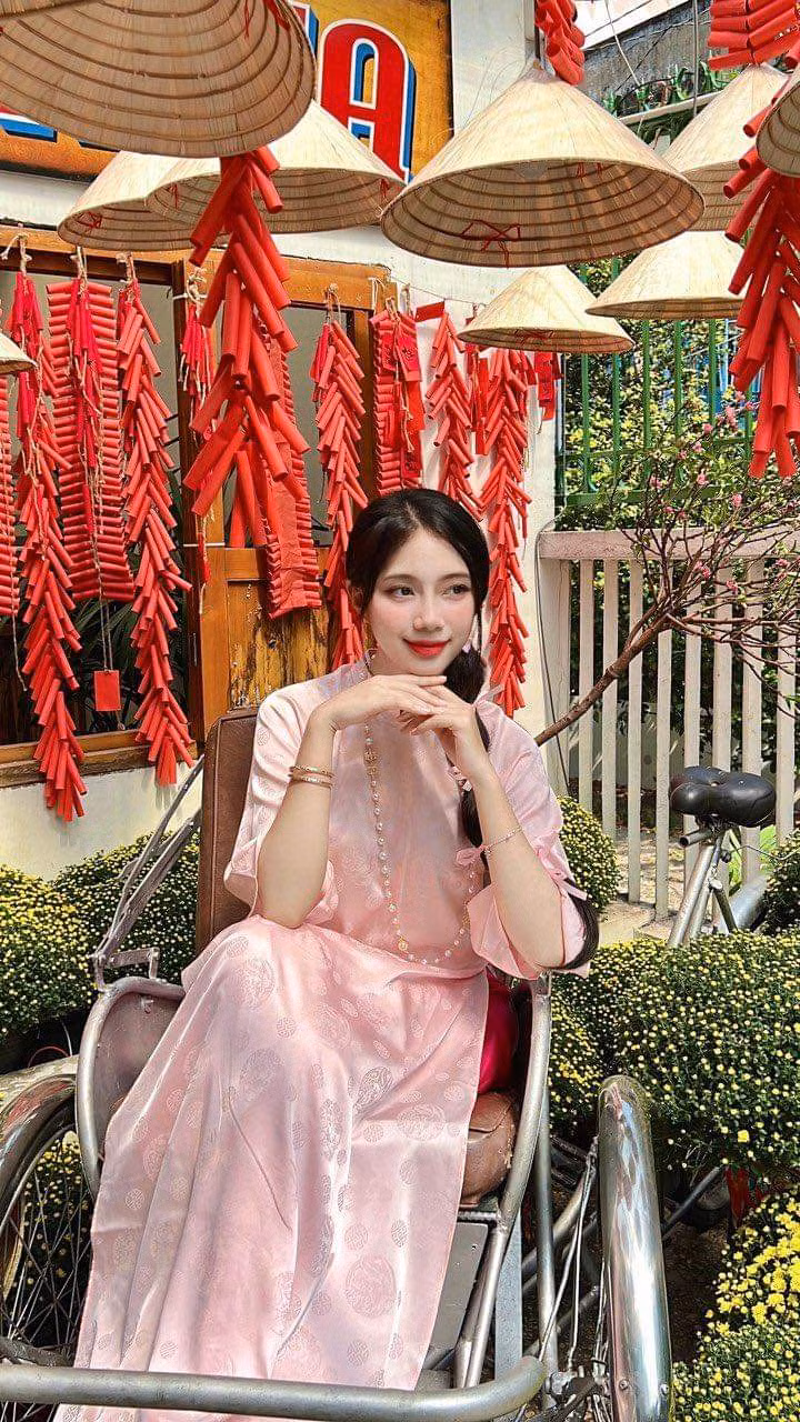 Hội chị em thả dáng cùng áo dài tại Mùa. (Ảnh: Mùa)
