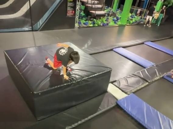 Cậu bé trong tư thế đáp đất vô cùng "ngầu" . (Ảnh: Boling Brothers)