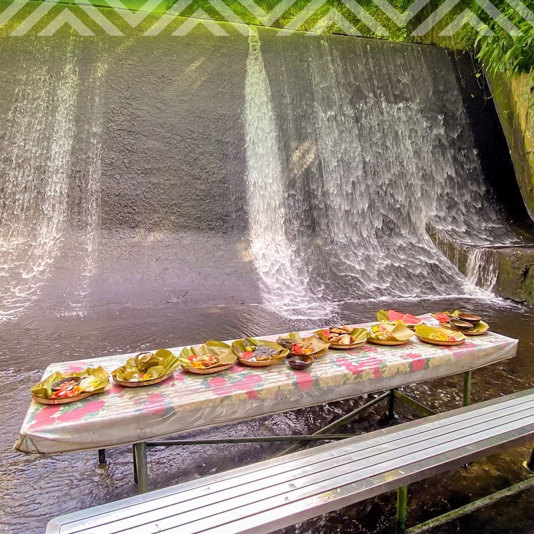 Bàn ăn được đặt ngay dưới thác nước. (Ảnh: Villa Escudero) Bàn ăn được đặt ngay dưới thác nước. (Ảnh: Villa Escudero)