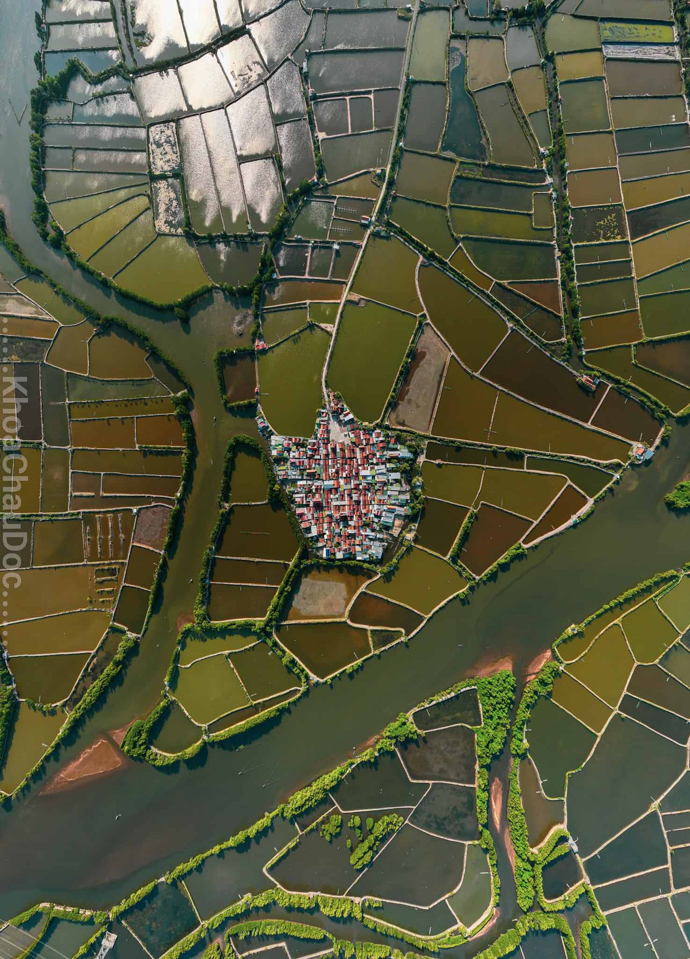 Ngôi làng hiện đã có nhiều tuyến đường kết nối với trung tâm phường Ninh Hà. (Ảnh: KhoaChauDoc)