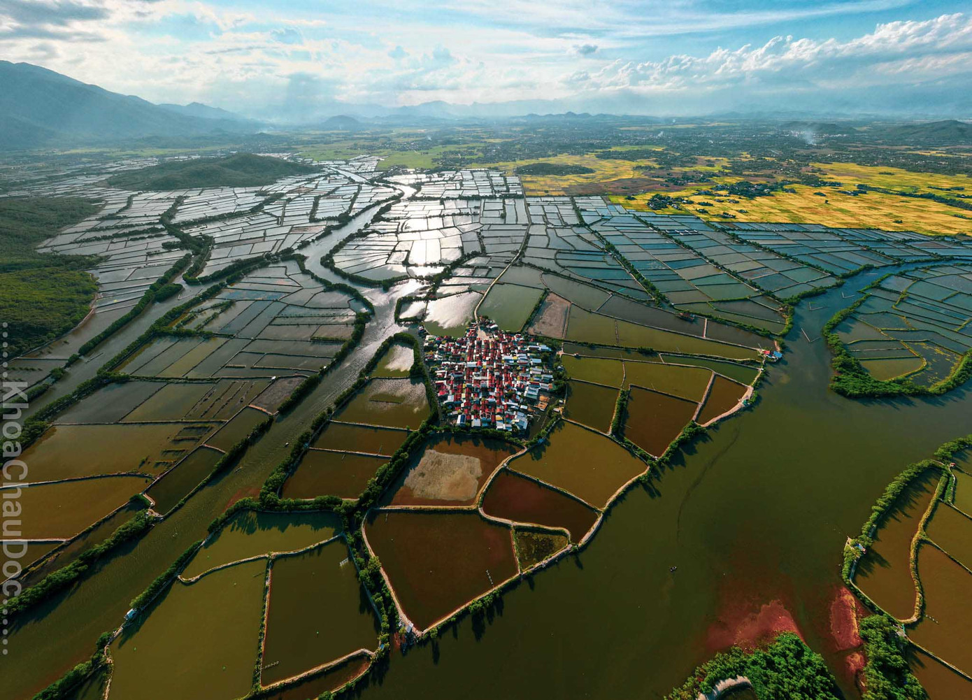 Tổ dân phố Hà Liên với góc nhìn từ trên cao nhìn xuống. (Ảnh: KhoaChauDoc)