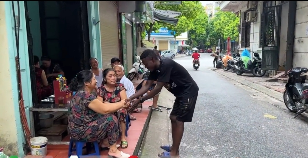 Sự thân thiện, gần gũi của chàng trai châu Phi xứng đáng đạt “10 điểm không có nhưng”. (Ảnh: Quang Linh Vlogs - Cuộc Sống ở Châu Phi)