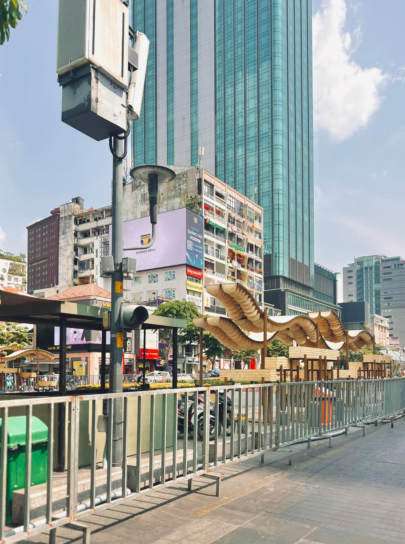 Nhiều tiểu cảnh khác tại đường hoa đang trong quá trình hoàn thiện. (Ảnh: Vi Hoàng Thanh)