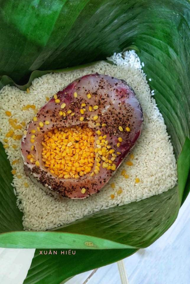 Bánh chưng nhân cá trắm khá bắt mắt và hấp dẫn của chàng trai đam mê cá. (Ảnh: Xuân Hiếu) Bánh chưng nhân cá trắm khá bắt mắt và hấp dẫn của chàng trai đam mê cá. (Ảnh: Xuân Hiếu)
