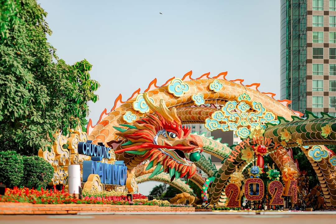 Linh vật rồng siêu hoành tráng tại đường hoa Nguyễn Huệ năm nay. (Ảnh: Kỳ Anh Nguyễn) Linh vật rồng siêu hoành tráng tại đường hoa Nguyễn Huệ năm nay. (Ảnh: Kỳ Anh Nguyễn)