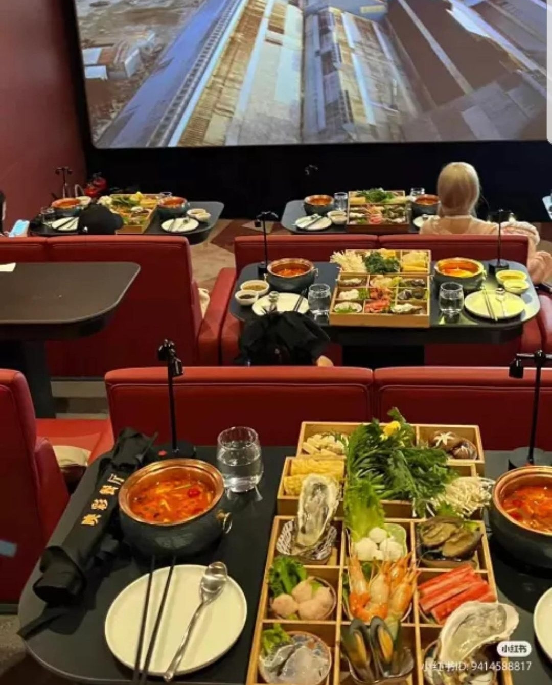 Món lẩu được phục vụ trông vô cùng hấp dẫn không kém cạnh các nhà hàng. (Ảnh: @worldofbuzz)