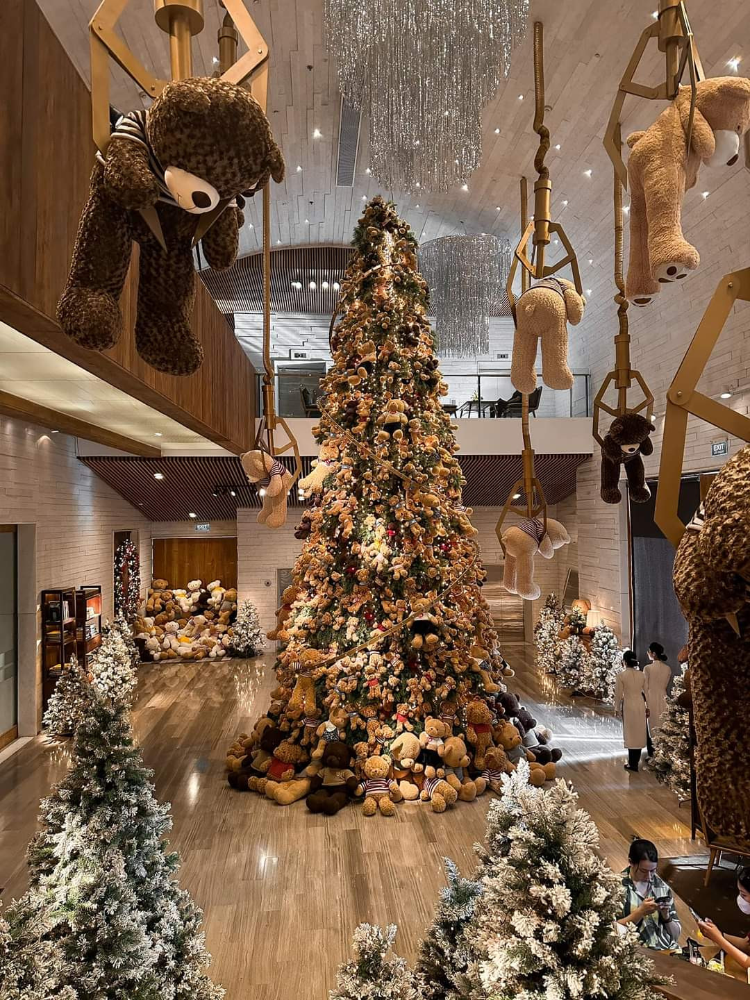 Cây thông phủ kín gấu bông được đặt tại vị trí trung tâm của sảnh chính. (Ảnh: Tran Minh) Cây thông phủ kín gấu bông được đặt tại vị trí trung tâm của sảnh chính. (Ảnh: Tran Minh)