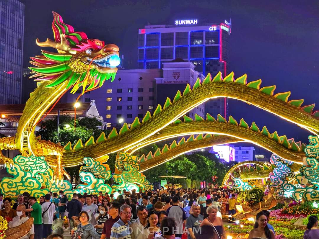 Vào buổi tối, đường hoa càng đông đúc do không khí mát mẻ dễ chịu. (Ảnh: Long Phạm) Vào buổi tối, đường hoa càng đông đúc do không khí mát mẻ dễ chịu. (Ảnh: Long Phạm)